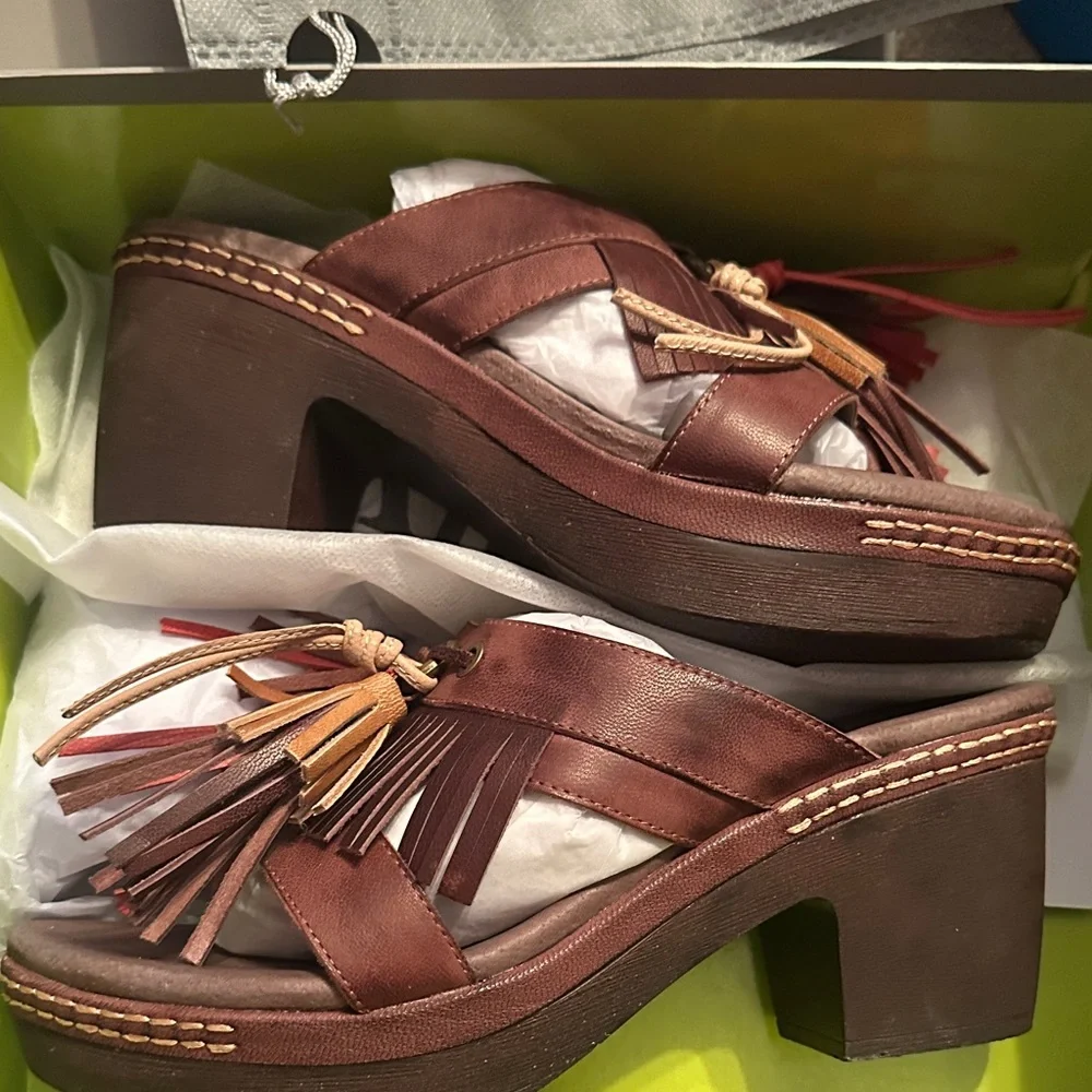Antelope Women's Brown and Red Tassel Mules - Picture 5 of 5